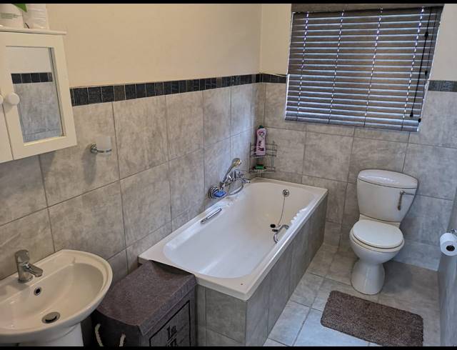 3 BEDROOM HOUSE TO LET IN LINCOLN MEADE